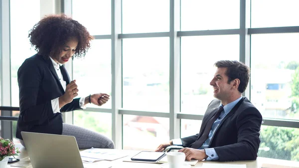 Gelukkige internationale collega 's goede vriendelijke vertrouwde werkomgeving — Stockfoto