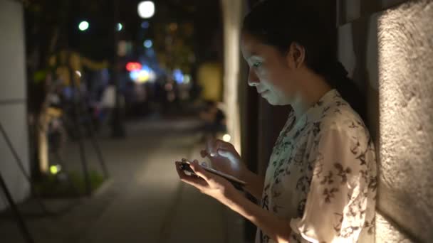 Aziatische Vrouw Met Behulp Van Smart Phone Internet Buiten Nachts — Stockvideo