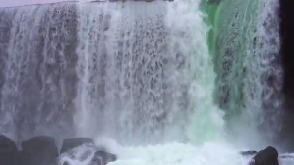 Сильный Водопад Исландии Красивый Зеленый Цвет — стоковое видео