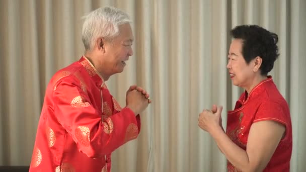 Κινέζικο Ζευγάρι Παππούδων Ευτυχισμένο Στο Σεληνιακό Νέο Έτος — Αρχείο Βίντεο