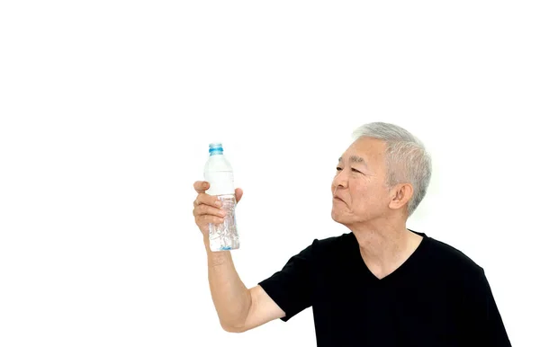 Asijské starší muž pití vody zabránit dehydrataci a dobré uzdravení — Stock fotografie