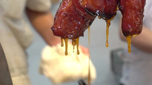 Hong Kong mel vitrificado churrasco assado carne de porco hannging em Cantone — Fotografia de Stock