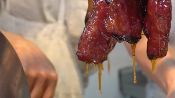 Hong Kong mel vitrificado churrasco assado carne de porco hannging em Cantone — Fotografia de Stock