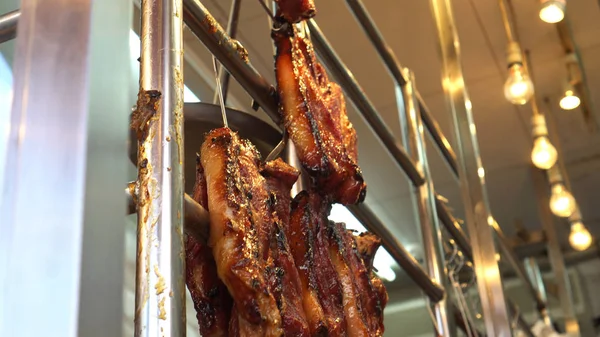 Hong Kong miód przeszklone grill pieczona wieprzowina hannging w Cantone — Zdjęcie stockowe