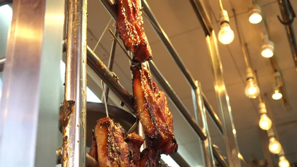 Гонконг меда застекленное барбекю жареная свинина hannging в Кантоне — стоковое фото