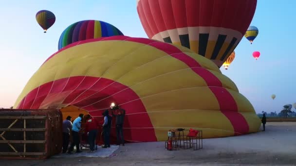 Luxor Egypten Dec 2019 Ballonguppblåsning Varmluft — Stockvideo