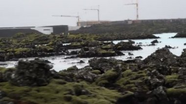 İzlanda inşaatı Mavi Göl 'e doğru gidiyor.