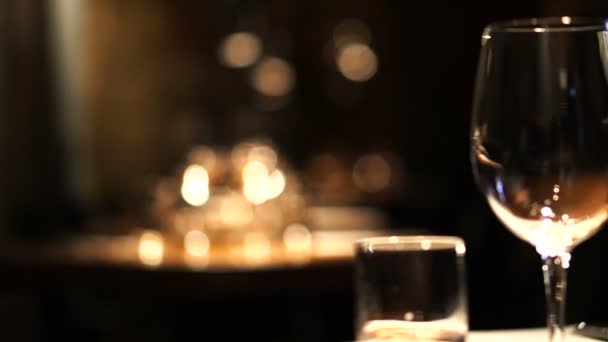 Cadre Verres Vin Dans Une Atmosphère Restauration Luxe Sombre — Video