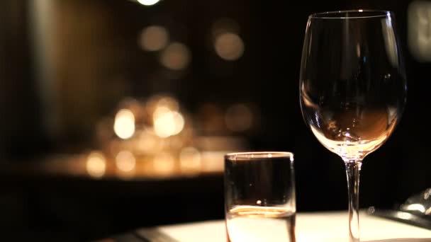 暗い高級レストランの雰囲気の中でワイングラスの設定 — ストック動画