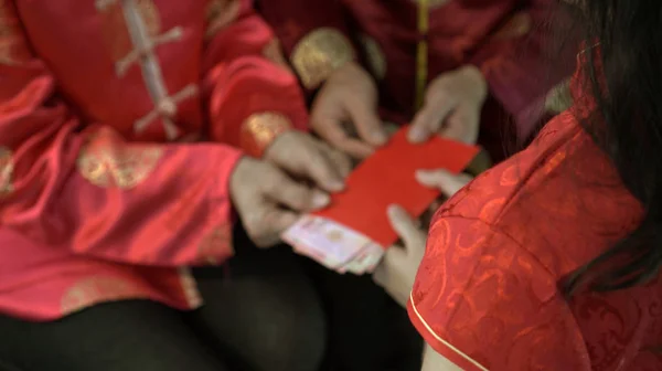 Het geven van rode envelop voor Chinees Nieuwjaar Top view grootouder en — Stockfoto