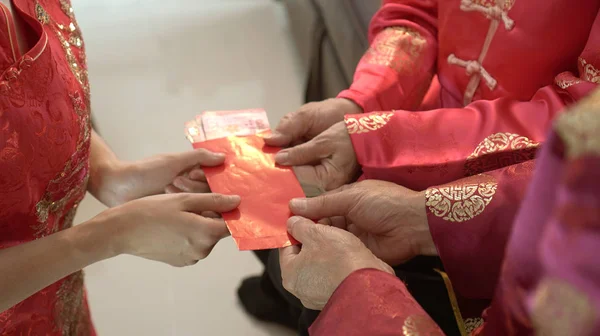 Giving red envelop for Chinese New Year Top view grandparent and five money to children — Stock Photo, Image