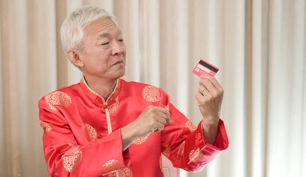 Idosos idosos chineses gastam cartão de crédito em comércio eletrônico Ano Novo — Fotografia de Stock