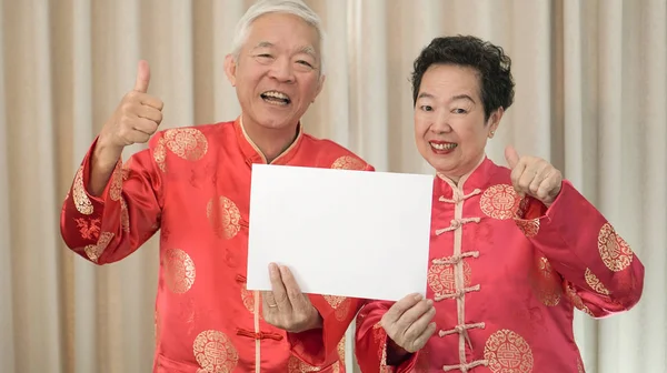 Asiático casal sênior segurando sinal com espaço de cópia para o novo chinês — Fotografia de Stock