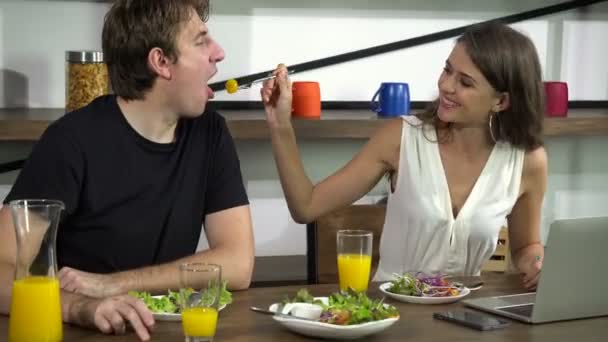 ホワイトカップルの餌を食べながら楽しい会話をする — ストック動画