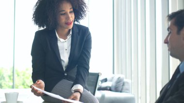 Mutlu iş arkadaşı Afrikalı kadın ve İspanyol adam danışmanlık yapıyor. Pozitif tavır.