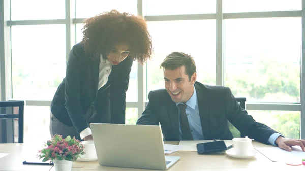 Afrikansk och latinamerikansk internationell kollega nöjd med goda nyheter resultatet av arbetet — Stockfoto