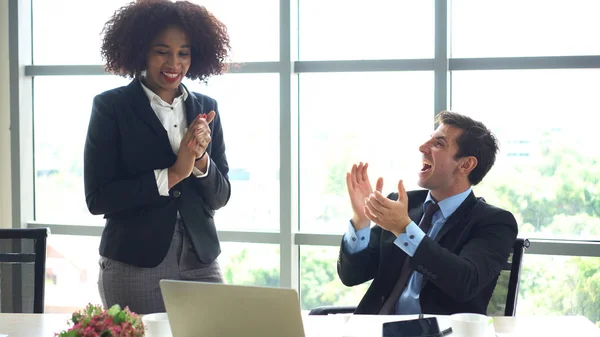 Afrikaanse en Spaanse internationale collega blij met goed nieuws resultaat van werk — Stockfoto