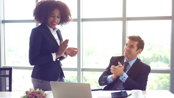 Afrikaanse en Spaanse internationale collega blij met goed nieuws resultaat van werk — Stockfoto