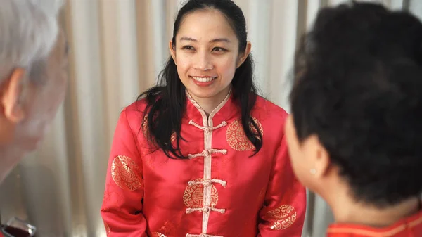 Familia china feliz juntos en el evento de reunión de Año Nuevo chino — Foto de Stock