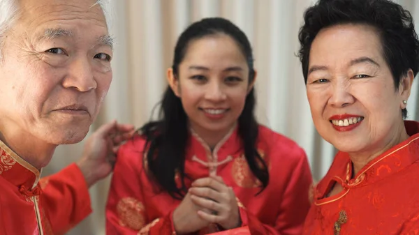 Chinesische Familie glücklich zusammen im chinesischen Neujahrstreffen — Stockfoto