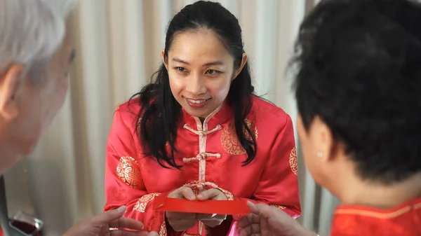 Daugther geven rode envelop aan vader moeder in Chiense Nieuwjaar — Stockfoto