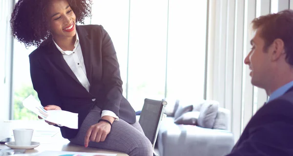 Feliz colega mujer africana y hombre hispano consultoría trabajo actitud positiva — Foto de Stock