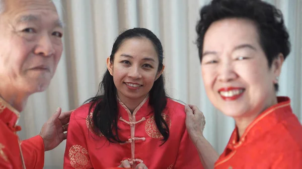 Chinese familie gelukkig samen in Chinees Nieuwjaar bijeenkomst — Stockfoto