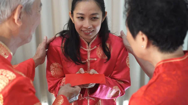 Daugther geven rode envelop aan vader moeder in Chiense Nieuwjaar — Stockfoto