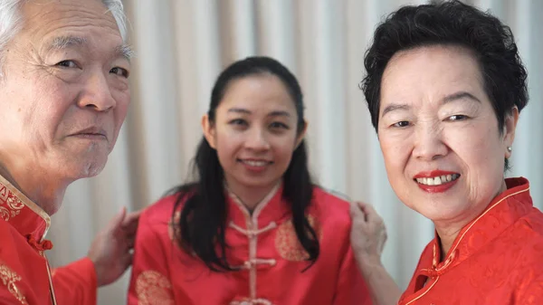 Família chinesa feliz juntos no evento de coleta de Ano Novo Chinês — Fotografia de Stock