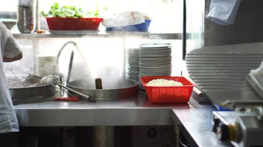 Çin restoranının yemek pişirme sahnesi açık mutfak bifteği ve erişte.