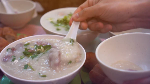 Sopa de cerdo de arroz cocido congee cantonés comida caliente por la mañana —  Fotos de Stock