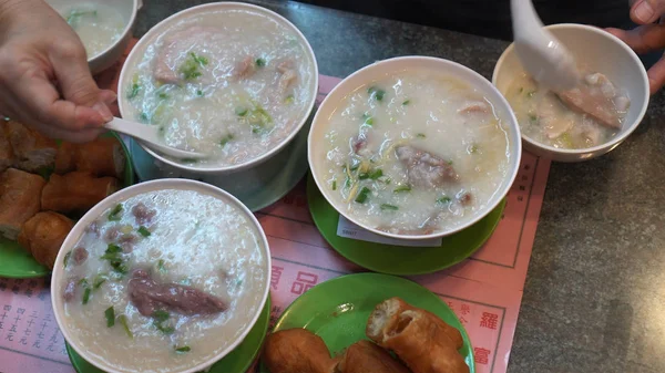 手で粥を食べ沸騰米と揚げ生地香港広東語 — ストック写真