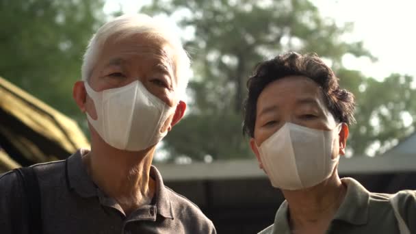希望のないアジア系中国人のカップルは 2019 Ncvの発生とスモッグの状況を認識マスクを防ぐ着用 — ストック動画