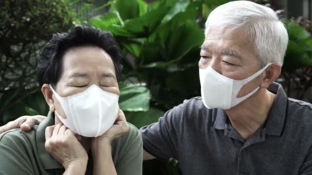 マスクを身に着けている中国の高齢者のカップルは 感染症の汚染からリスクを保護コロナウイルスの恐怖とストレス — ストック動画
