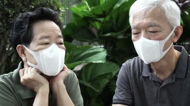 Chinese Senior Couple Wearing Mask Protect Risk Outbreak Contamination Coronavirus — Stock Video