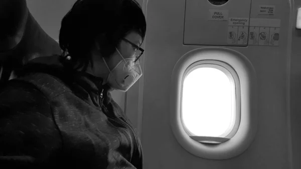 Chinese traveler wearing mask while boarding on airplane flight prevent from 2019 Novel Coronavirus spreading outbreak — Stock Photo, Image