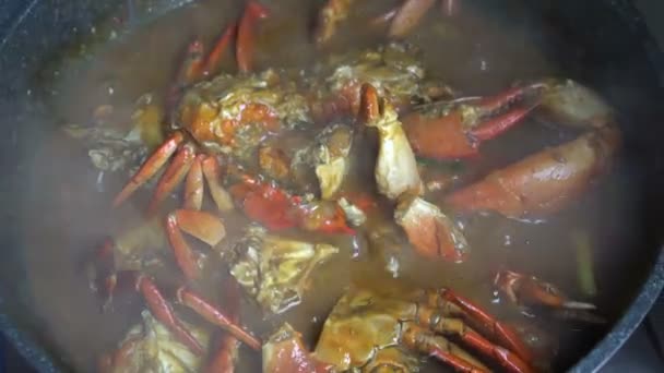 Stor Servering Maträtt Med Berömda Currysås Skaldjur Singapore Chili Krabba — Stockvideo