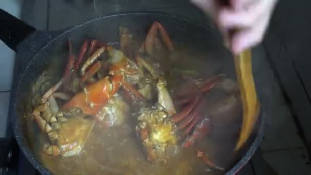 Hidangan Sajian Besar Saus Kari Terkenal Kepiting Cabai Singapura — Stok Video