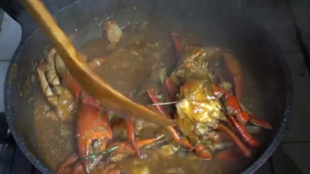 Stor Servering Maträtt Med Berömda Currysås Skaldjur Singapore Chili Krabba — Stockvideo