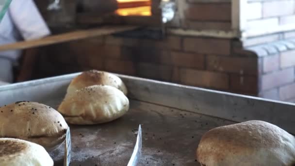 Egypten aish baladi tunnbröd färsk bake från ugnen — Stockvideo