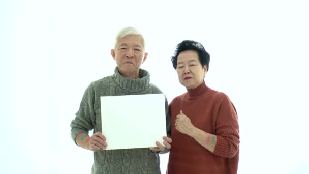 Aziatische Senior Vader Moeder Tonen Bewegwijzering Kopieerruimte Ter Ondersteuning Van — Stockvideo