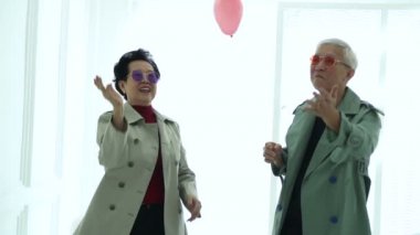 Sevgililer günün kutlu olsun Asyalı son sınıf çifti soyut aşk balonu oynuyorlar.