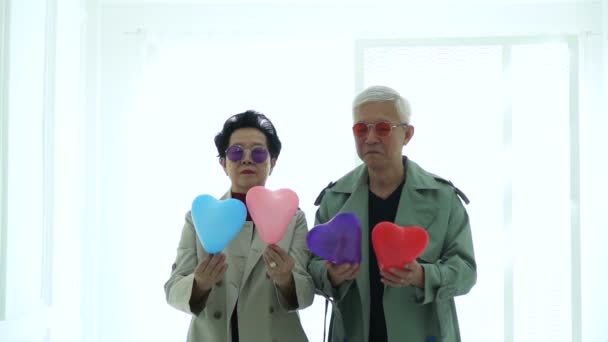 Feliz Día San Valentín Asiático Pareja Mayor Playinh Corazón Globo — Vídeos de Stock