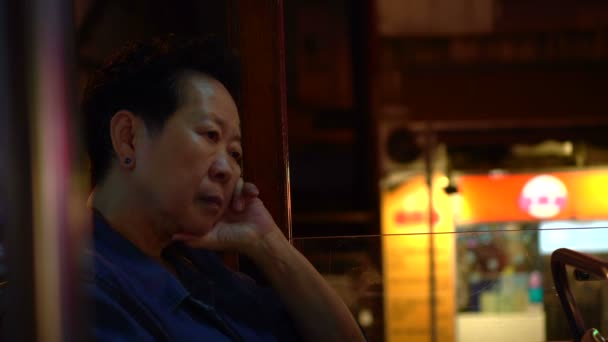 Chiński Senior Podkreślając Gospodarcze Problem Hong Kongu Tramwajem — Wideo stockowe