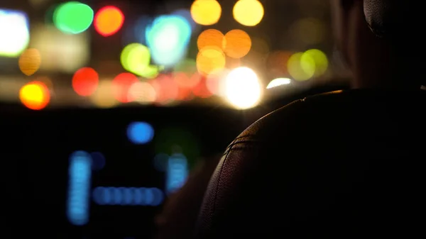 Semáforo Noite Visão Fundo Desfocada Interior Carro Atrás Vista Assento — Fotografia de Stock