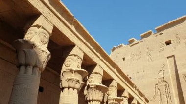 Mısır tapınağının Hathor sütunlarıyla dolu tapınak girişi.