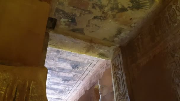 Abu Simbel Mısır Güneş Işığıyla Sıra Sıra Dizilmiş Firavun Heykeli — Stok video