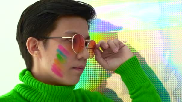 Colorata Riflessione Scintillante Con Donna Lgbt Asiatica Sostenere Diritti Omosessuali — Video Stock