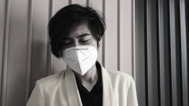 Maske takan Asyalı kadın Dünya 'daki durum yüzünden kızgın ve üzgün. Covid-19 salgını ve kirliliği