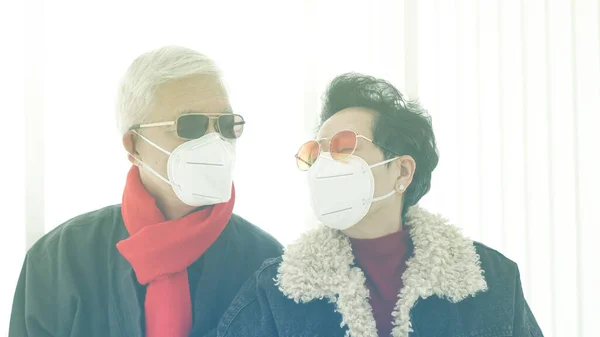 Asiatiskt Mode Senior Par Varningsmask För Att Förhindra Covid Virus — Stockfoto